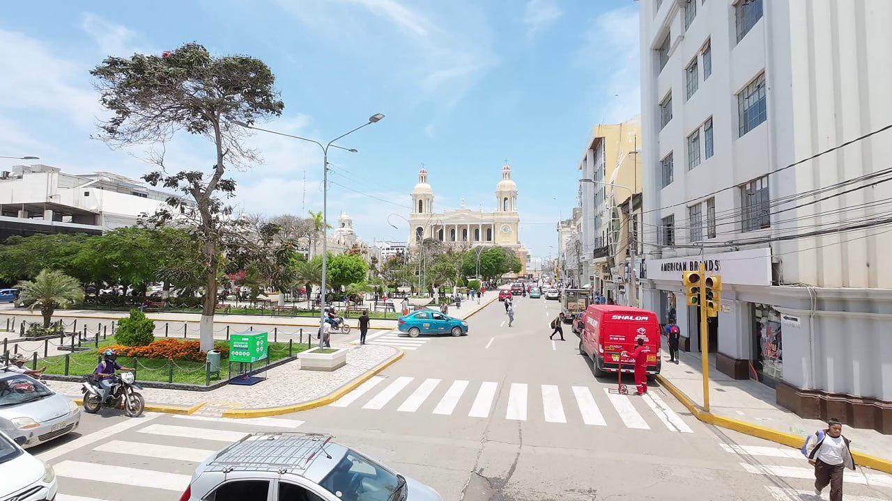 ALQUILER DE OFICINA 1° PISO EN EL CENTRO DE CHICLAYO